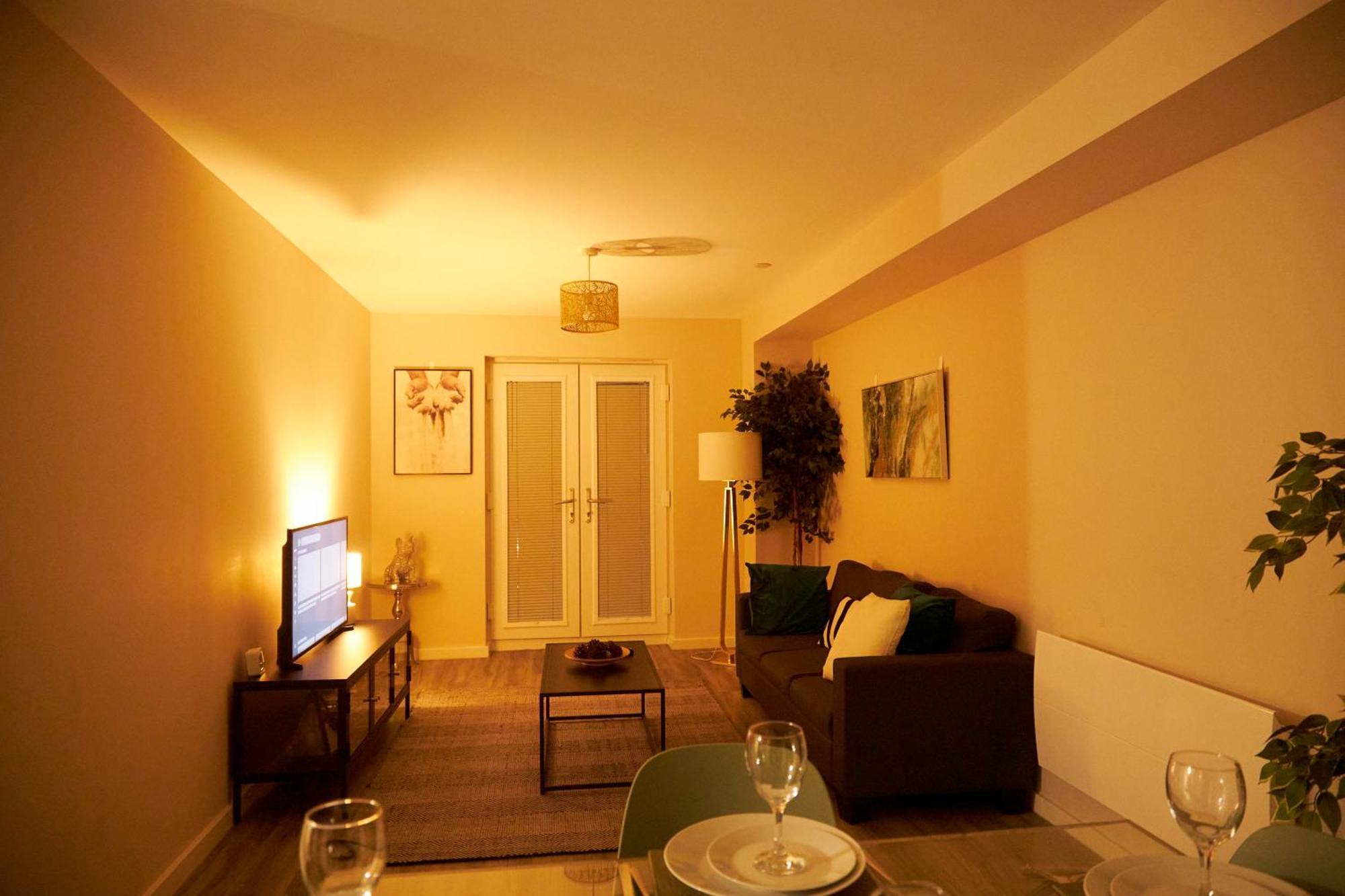 Deluxe And Cozy Two Bedroom With 1 Bathroom And Open Balcony Manchester Buitenkant foto