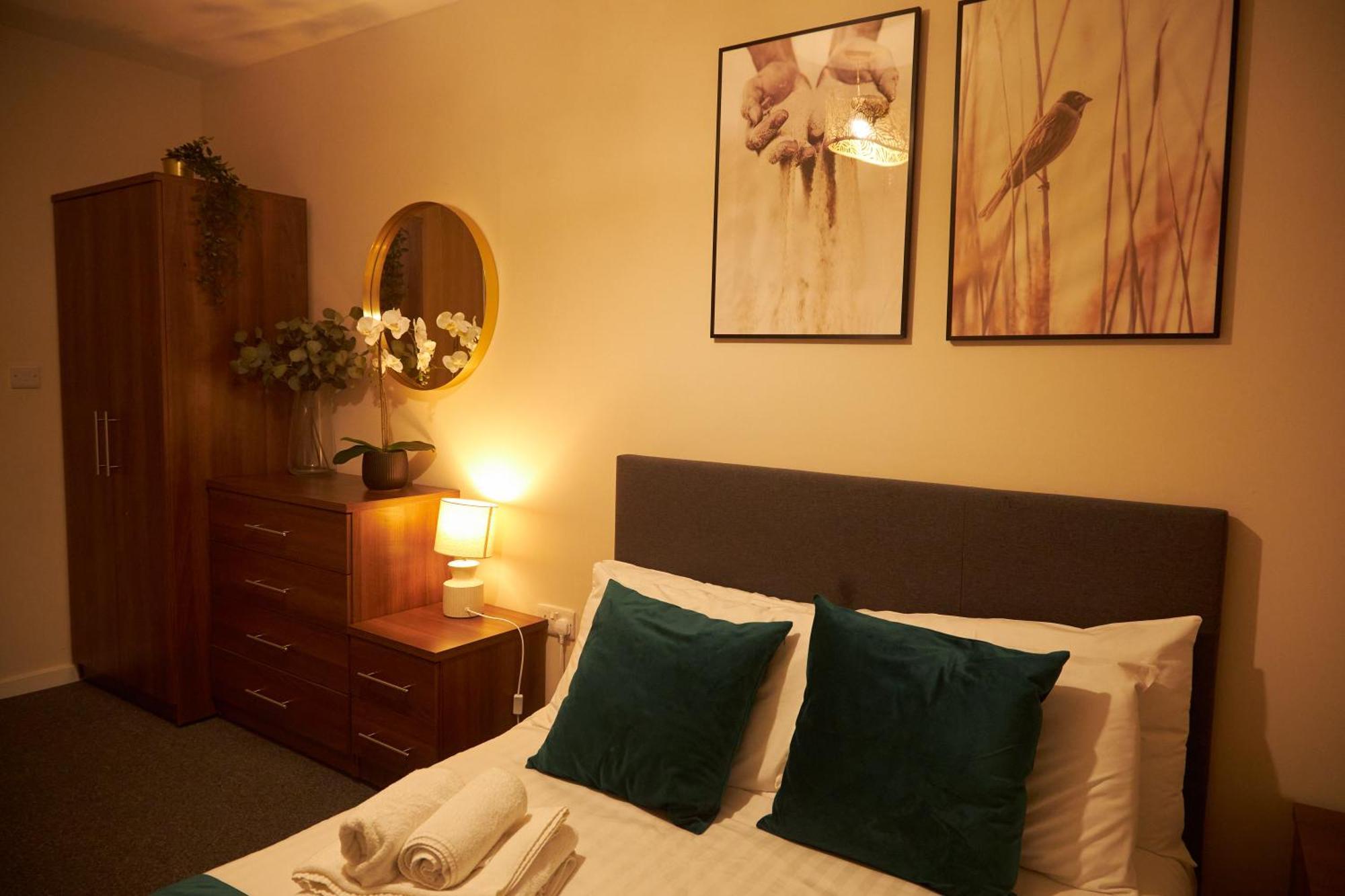 Deluxe And Cozy Two Bedroom With 1 Bathroom And Open Balcony Manchester Buitenkant foto