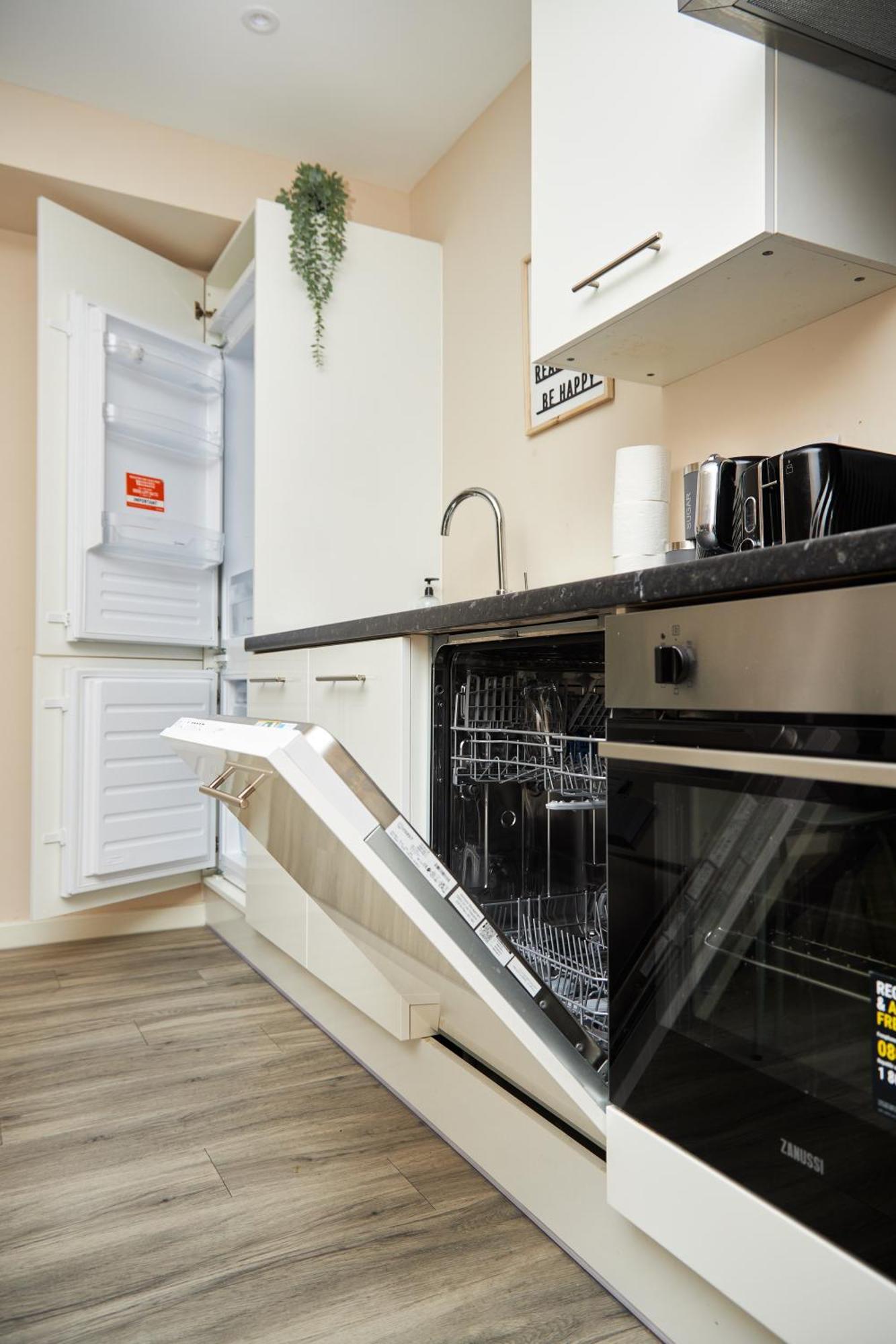 Deluxe And Cozy Two Bedroom With 1 Bathroom And Open Balcony Manchester Buitenkant foto